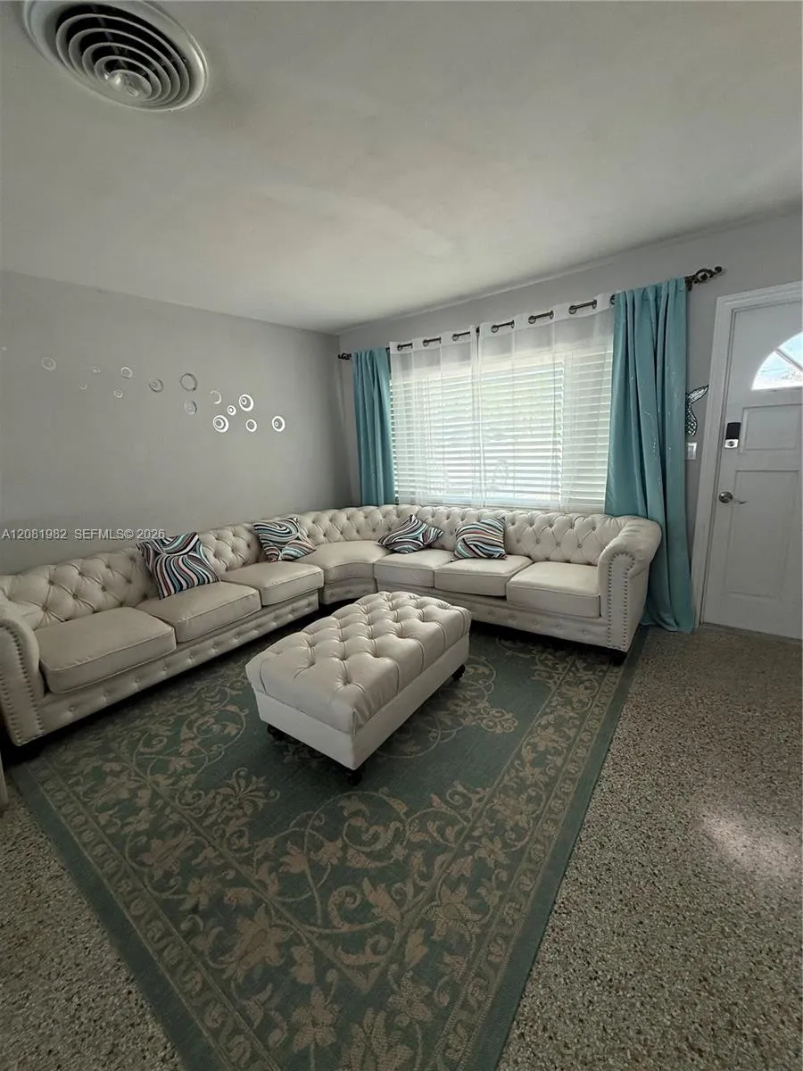 52 45th St Petersburg, FL 33706