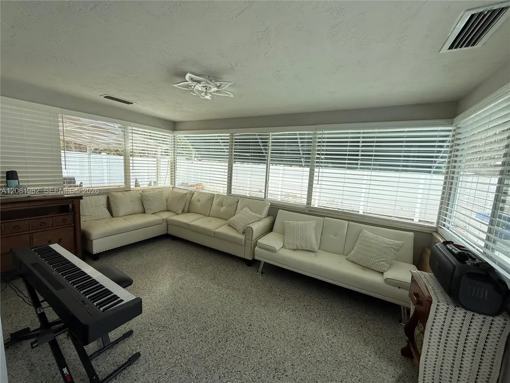 52 45th St Petersburg, FL 33706
