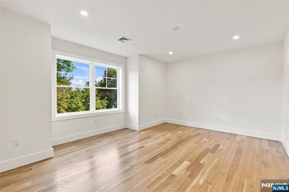 16 Butternut Avenue Midland Park, NJ 07432