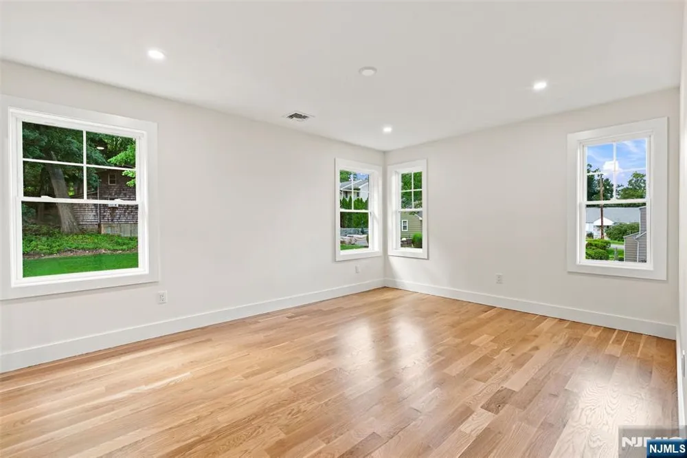 16 Butternut Avenue Midland Park, NJ 07432