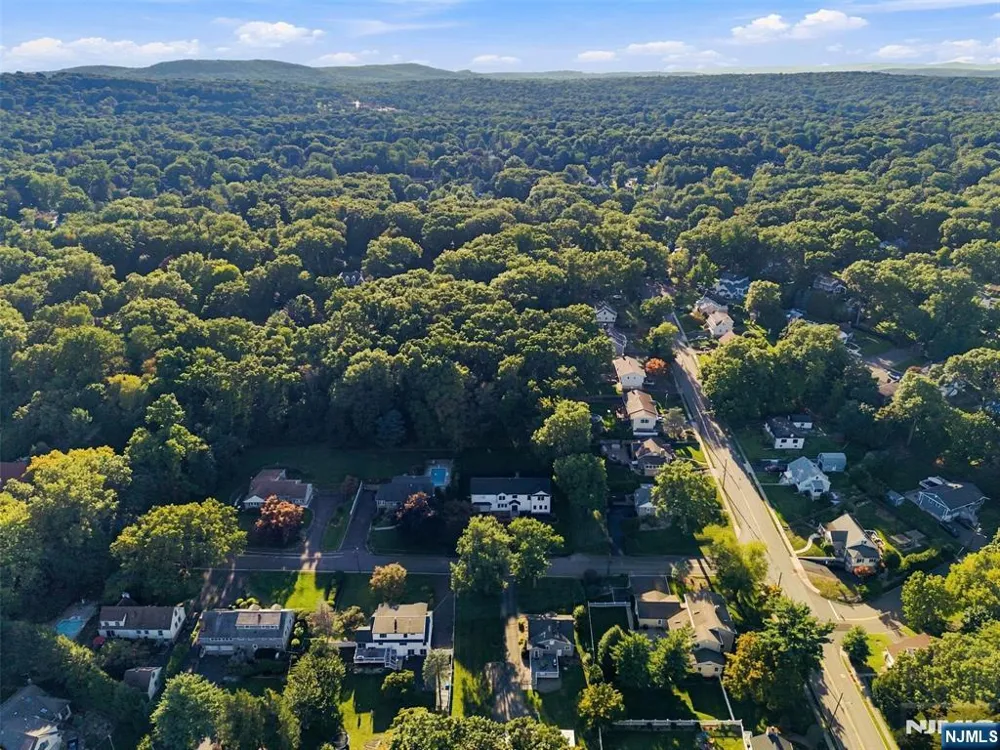 16 Butternut Avenue Midland Park, NJ 07432