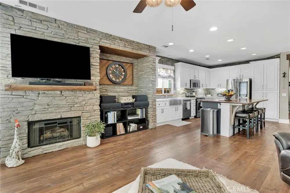 13817 Grant Oak Hills, CA 92344