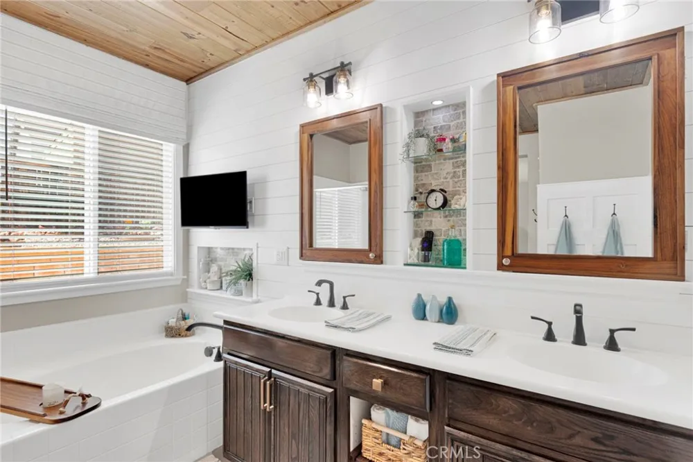 13817 Grant Oak Hills, CA 92344