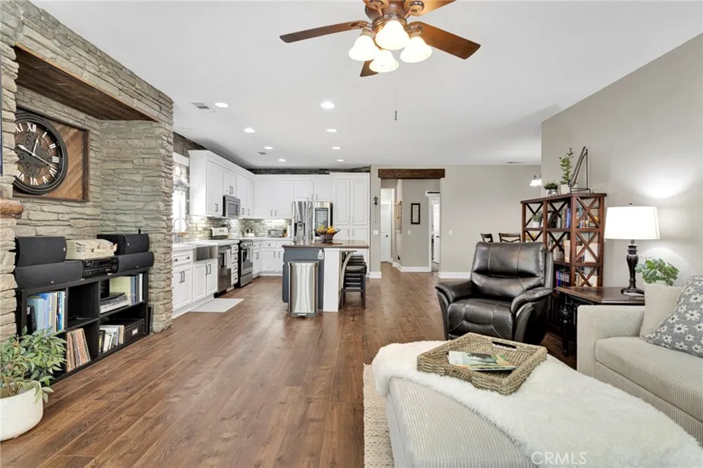 13817 Grant Oak Hills, CA 92344