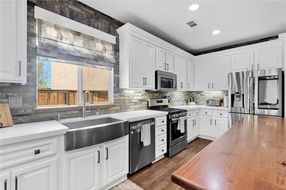 13817 Grant Oak Hills, CA 92344