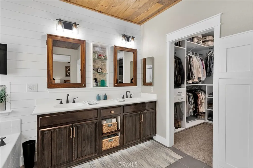 13817 Grant Oak Hills, CA 92344