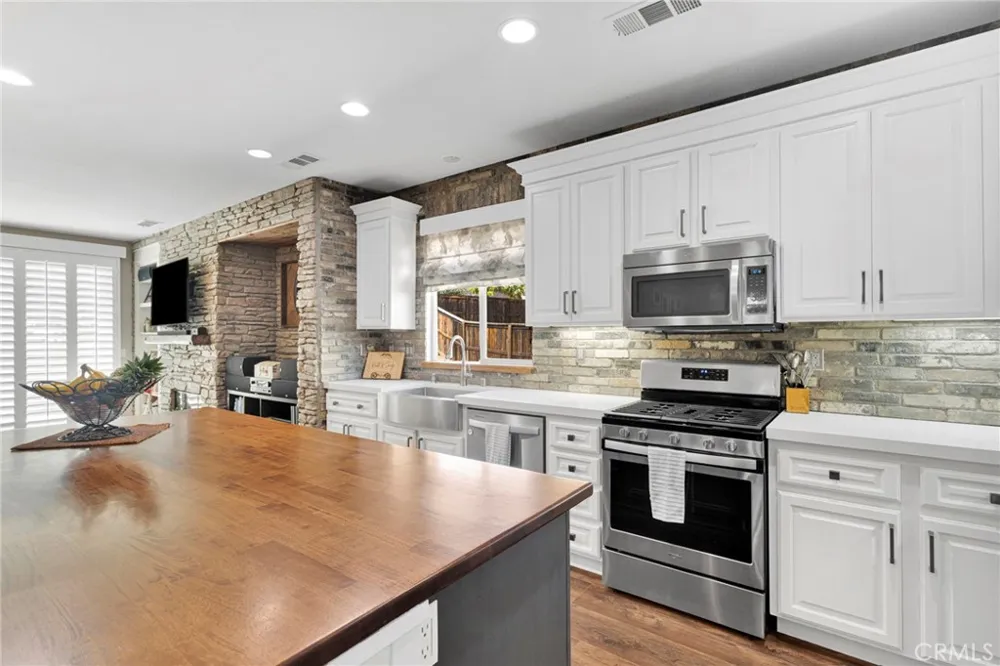 13817 Grant Oak Hills, CA 92344