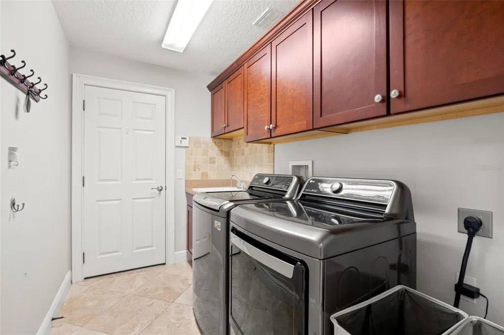2675 LAKEBREEZE LANE S Clearwater, FL 33759