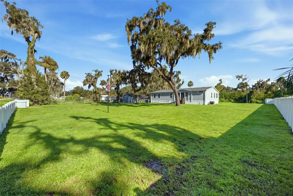 204 E KEYSVILLE ROAD Plant City, FL 33567