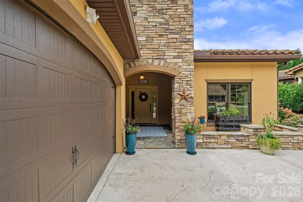 25 Ocaso Drive Asheville, NC 28806