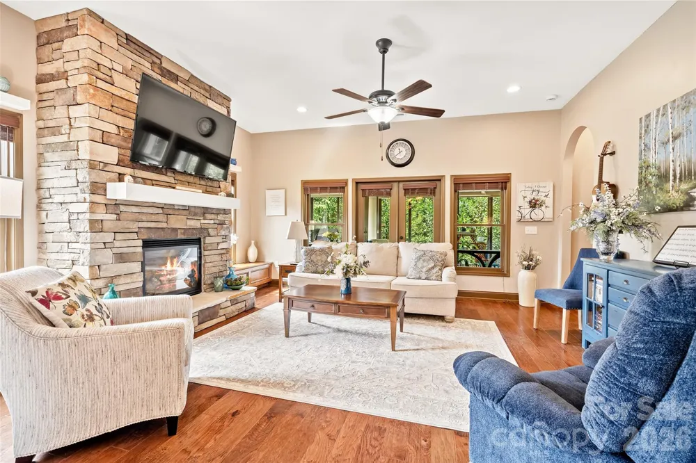 25 Ocaso Drive Asheville, NC 28806