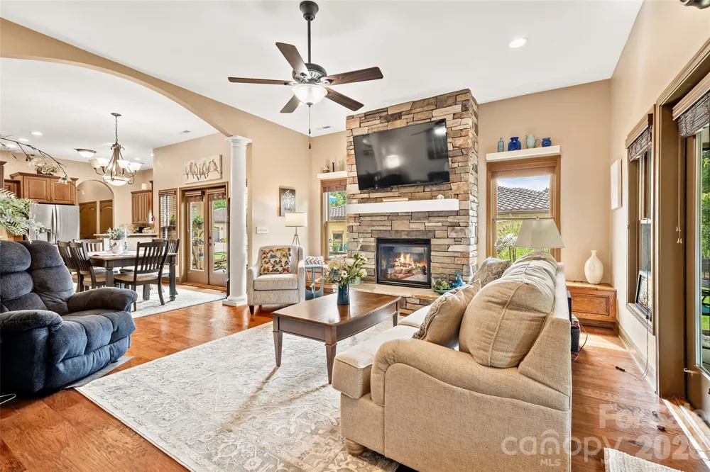 25 Ocaso Drive Asheville, NC 28806
