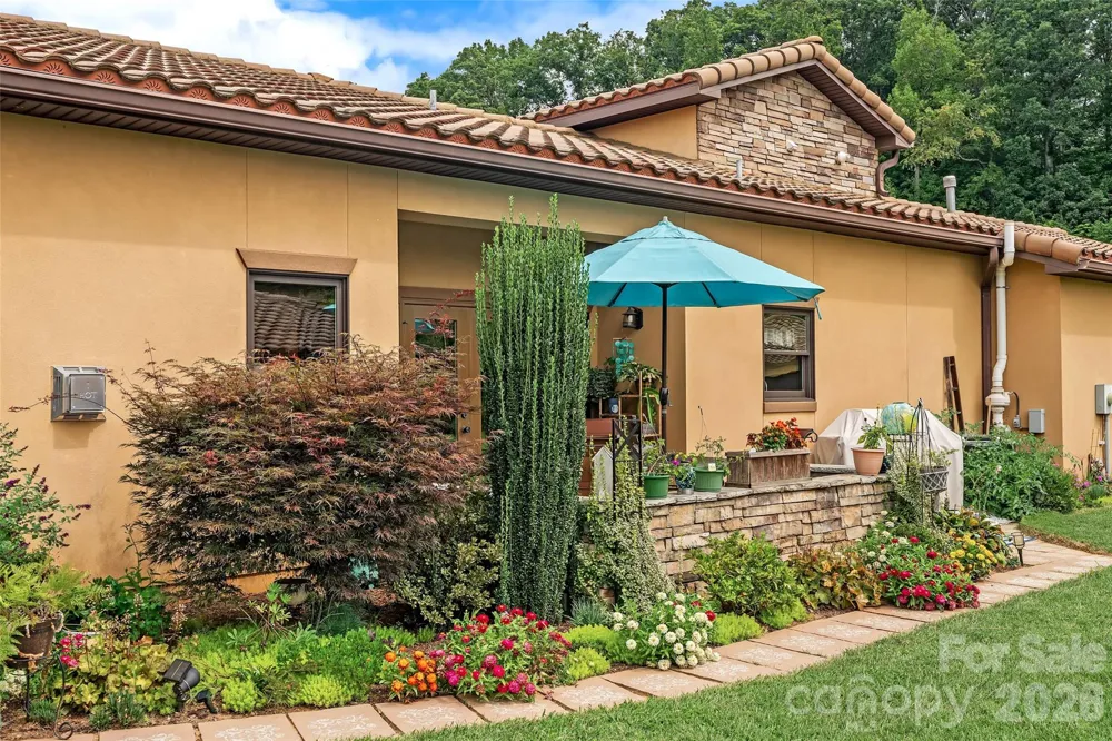 25 Ocaso Drive Asheville, NC 28806