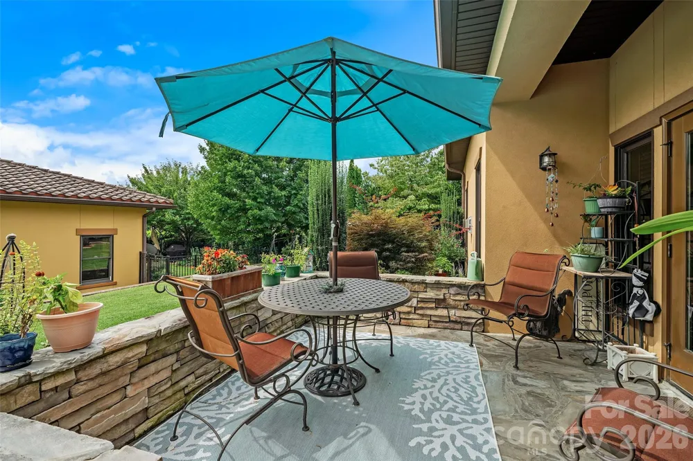 25 Ocaso Drive Asheville, NC 28806