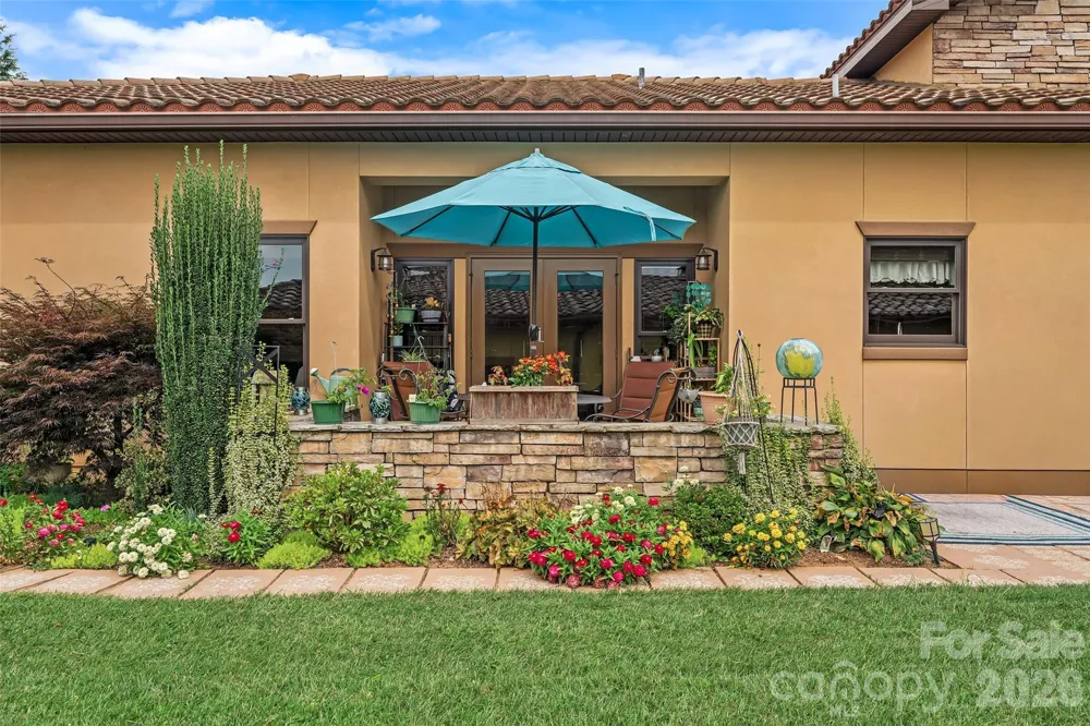25 Ocaso Drive Asheville, NC 28806