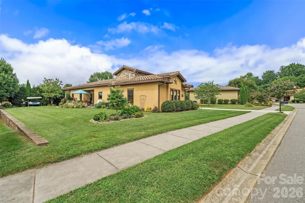 25 Ocaso Drive Asheville, NC 28806