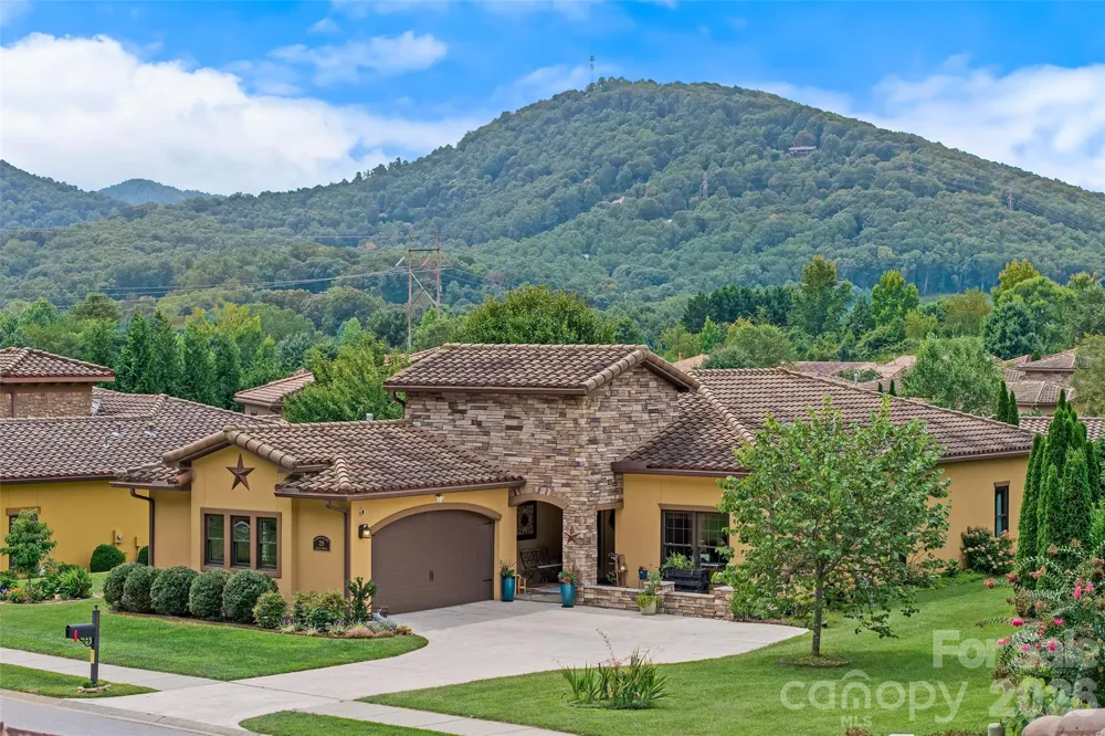 25 Ocaso Drive Asheville, NC 28806