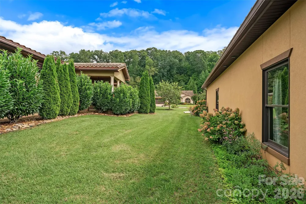 25 Ocaso Drive Asheville, NC 28806