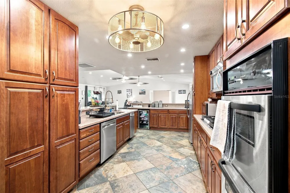 2219 NEW JERSEY RD Lakeland, FL 33803