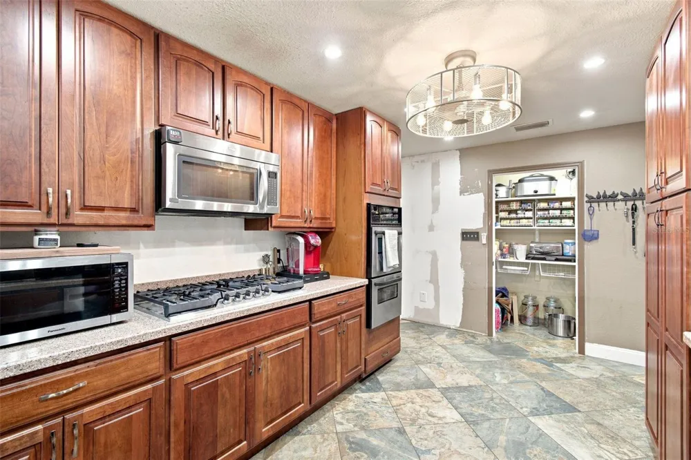 2219 NEW JERSEY RD Lakeland, FL 33803