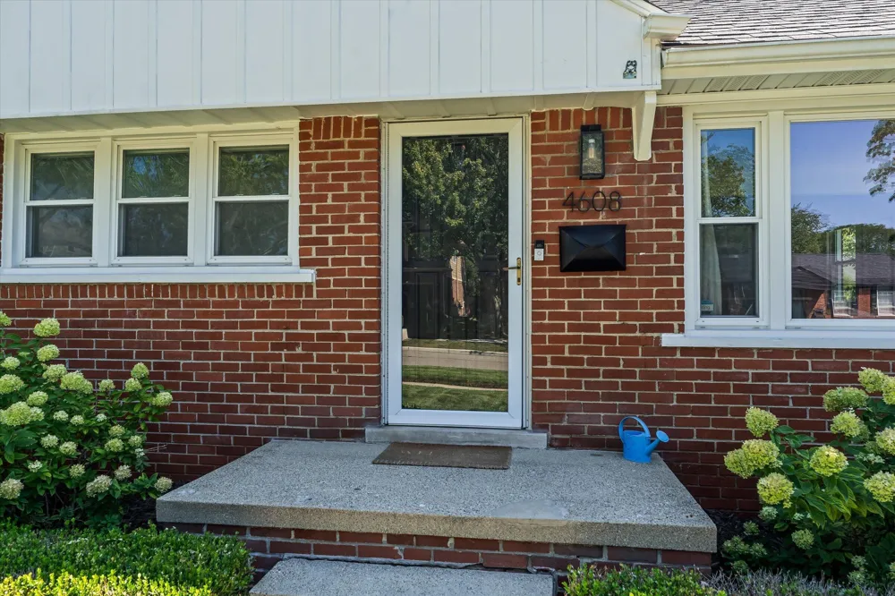 4608 Robinwood Avenue Royal Oak City, MI 48073