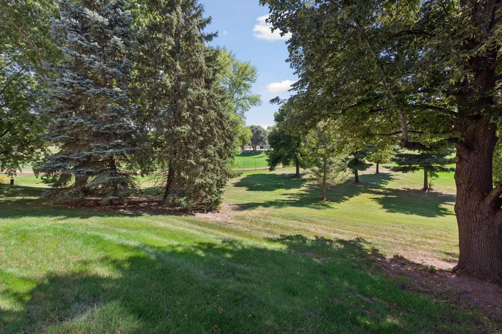 10237 Arrowwood Drive Eden Prairie, MN 55347