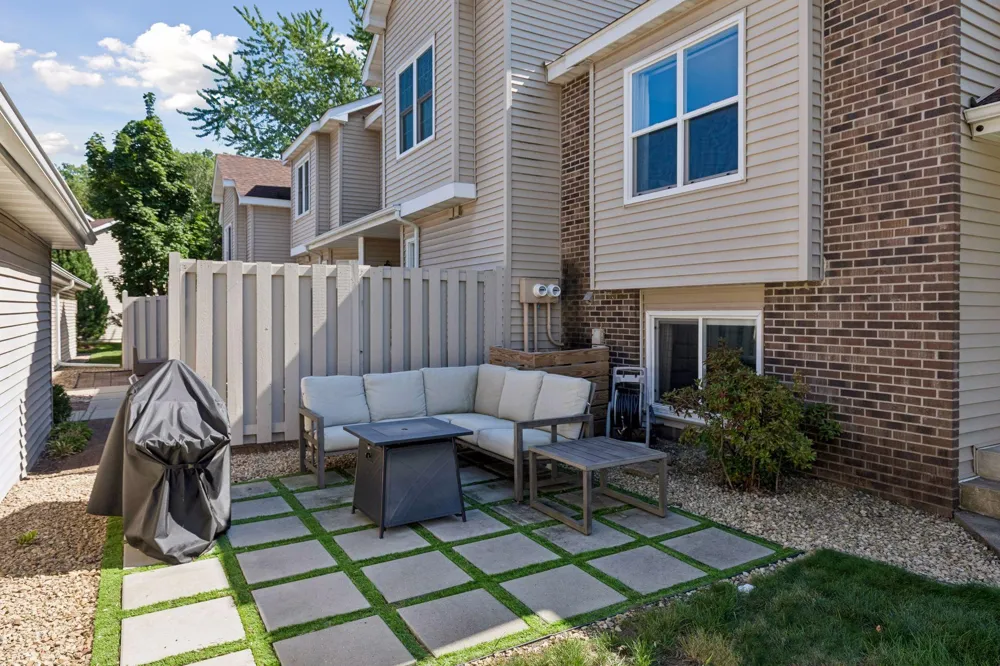 10237 Arrowwood Drive Eden Prairie, MN 55347
