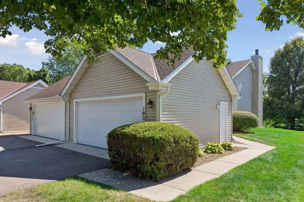 10237 Arrowwood Drive Eden Prairie, MN 55347