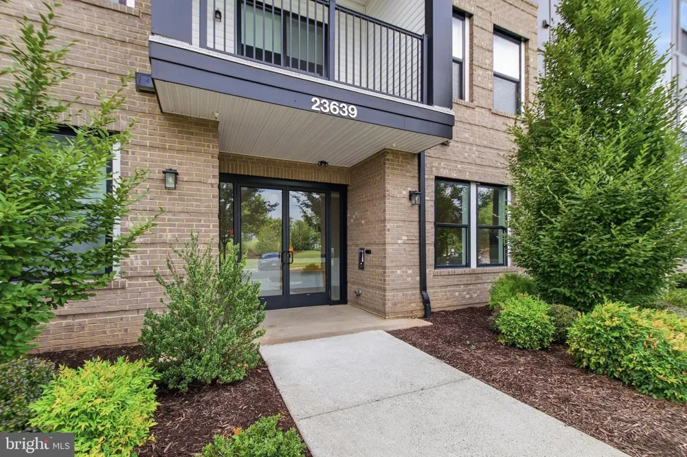 23639 GOLDEN EMBERS SQUARE #302 Ashburn, VA 20148