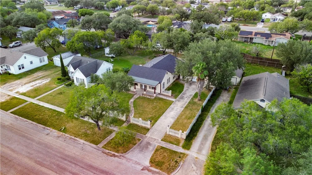 813 E Market Sinton, TX 78387