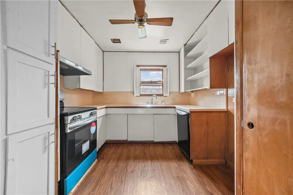 813 E Market Sinton, TX 78387