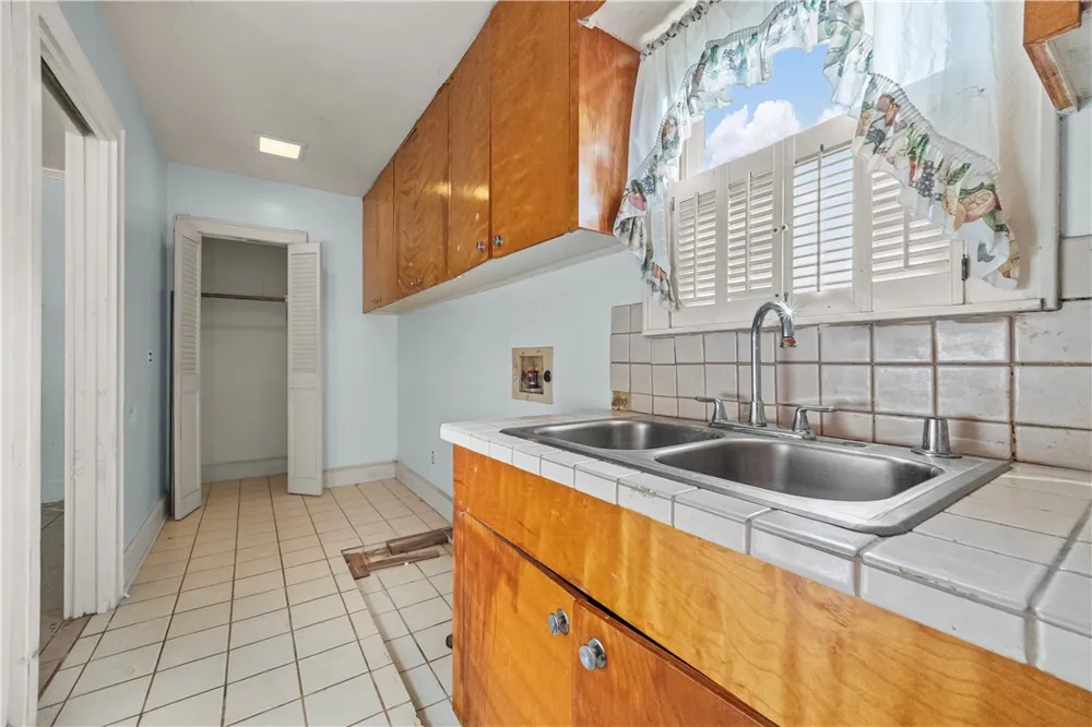 813 E Market Sinton, TX 78387
