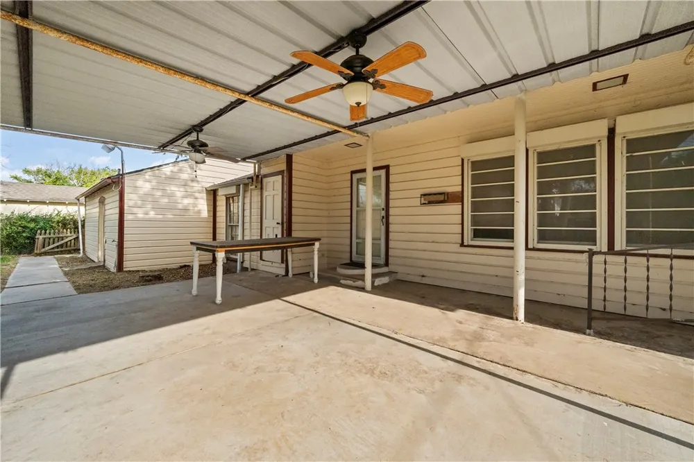 813 E Market Sinton, TX 78387