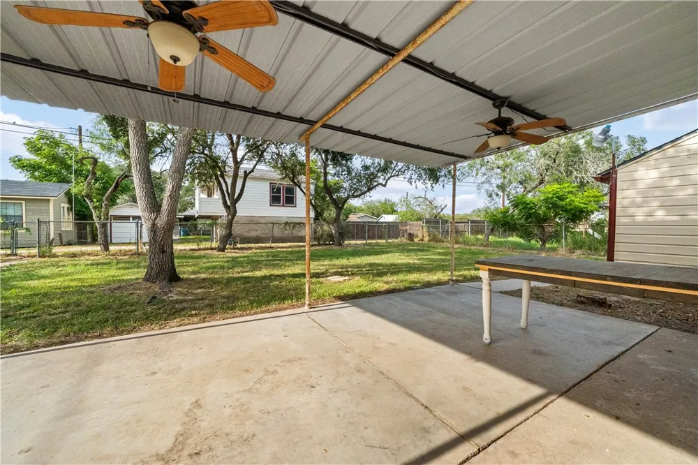 813 E Market Sinton, TX 78387