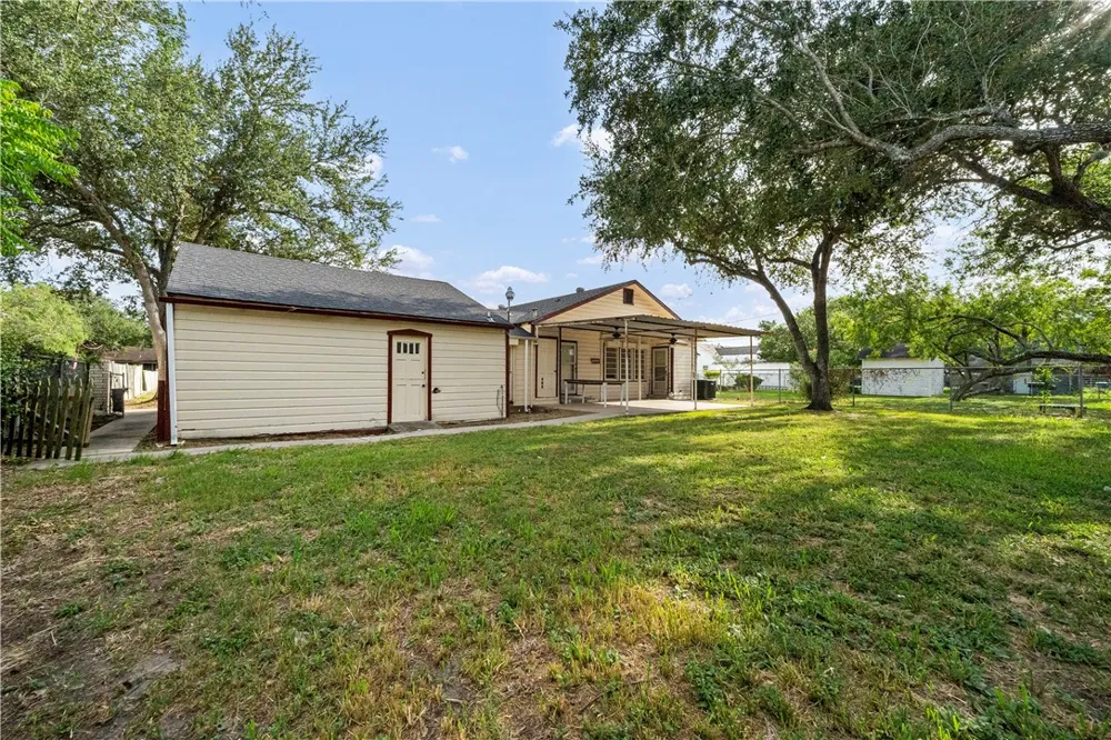 813 E Market Sinton, TX 78387