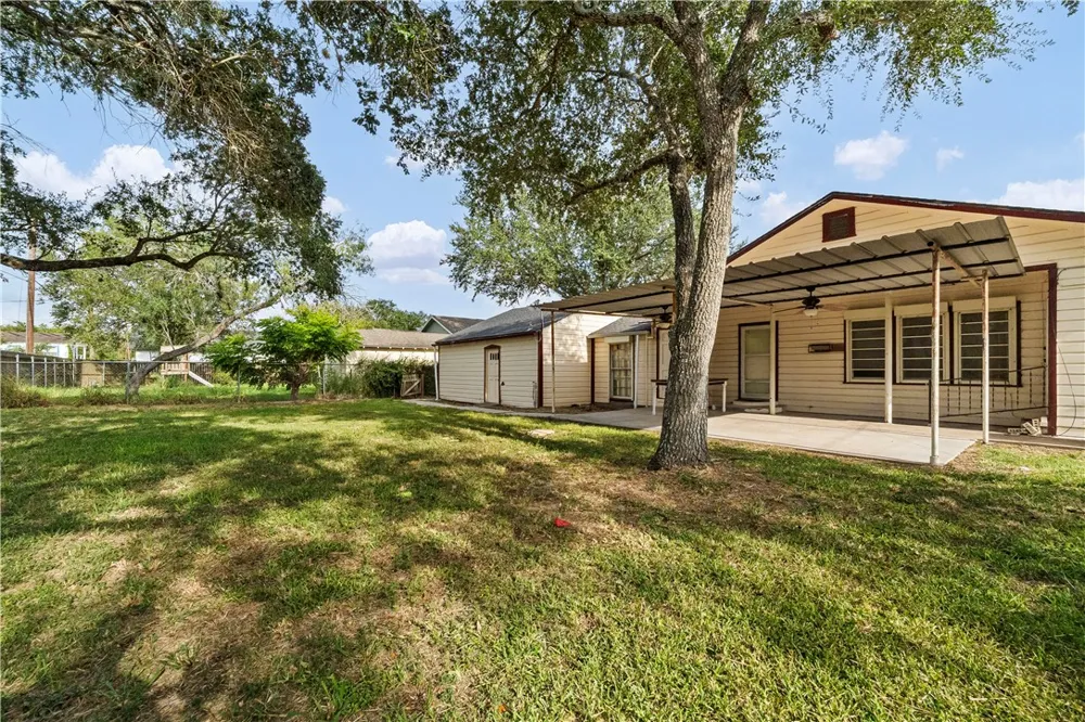 813 E Market Sinton, TX 78387