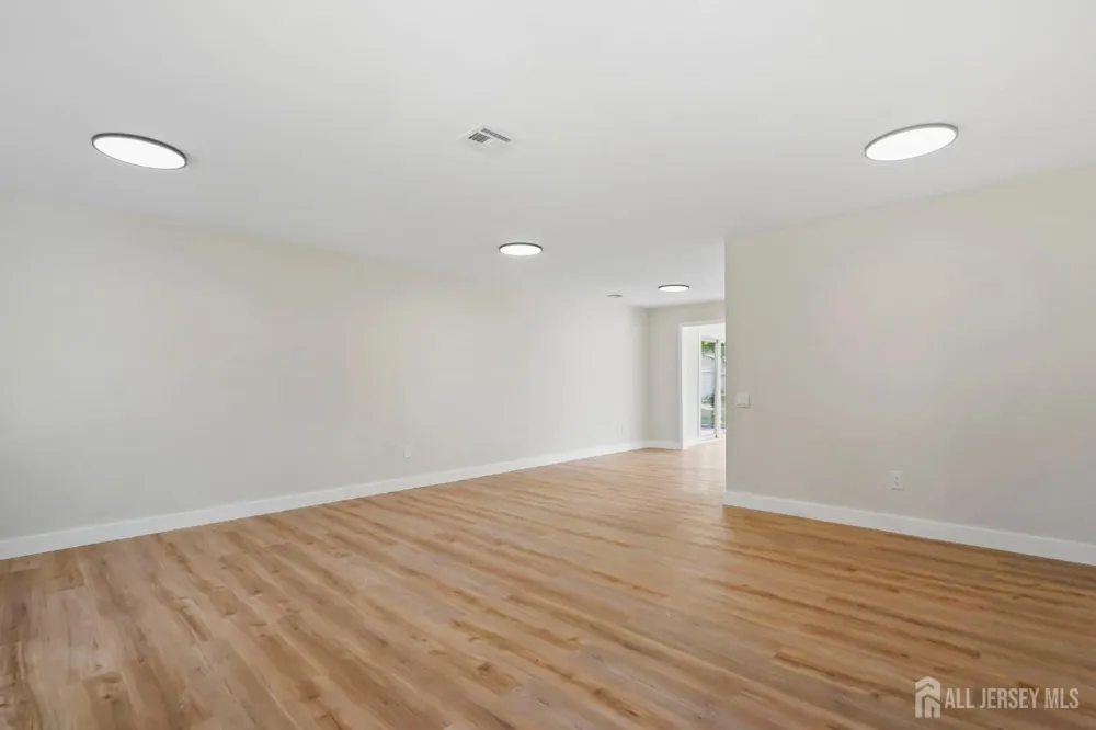 164 Kalmia Plaza #164A Monroe, NJ 08831
