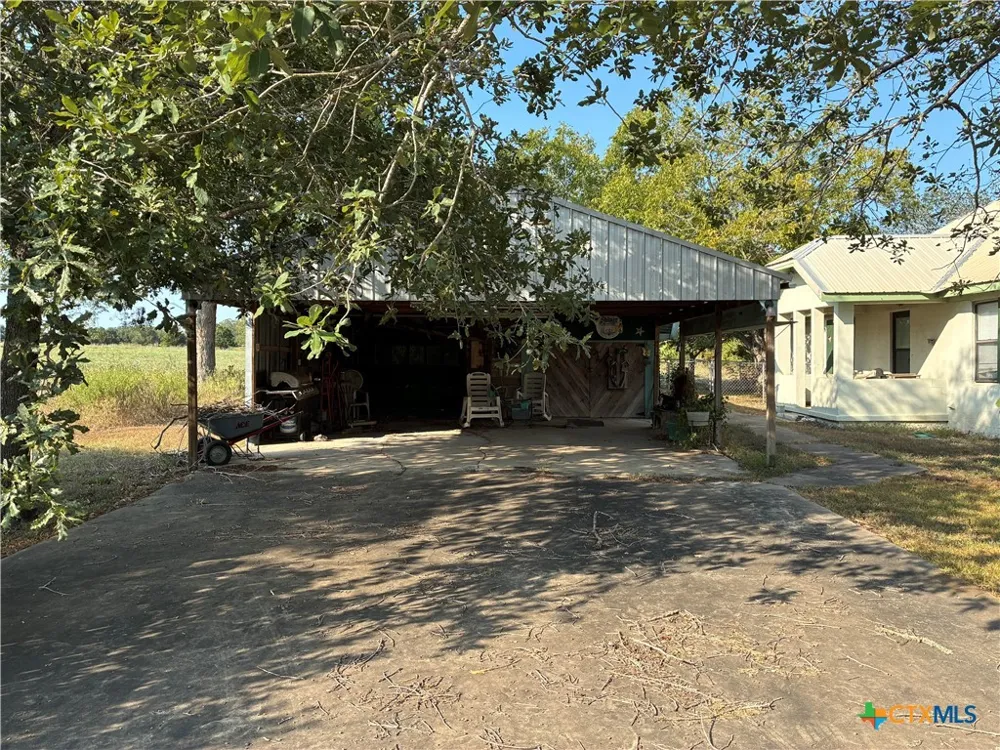 1603 Avenue J Shiner, TX 77984