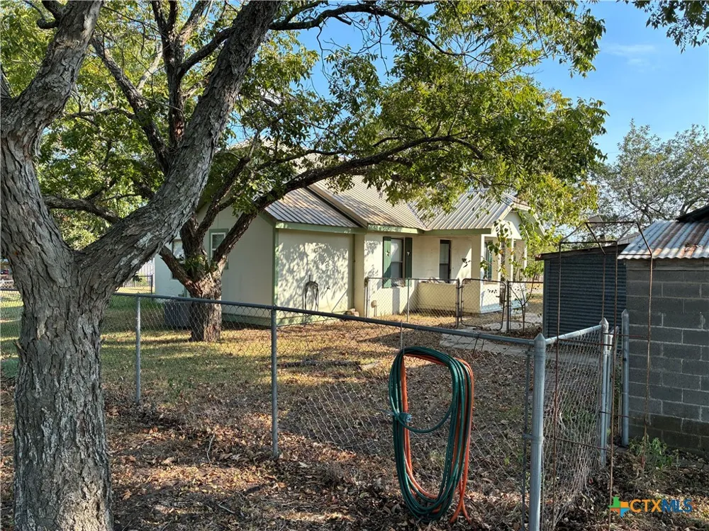 1603 Avenue J Shiner, TX 77984