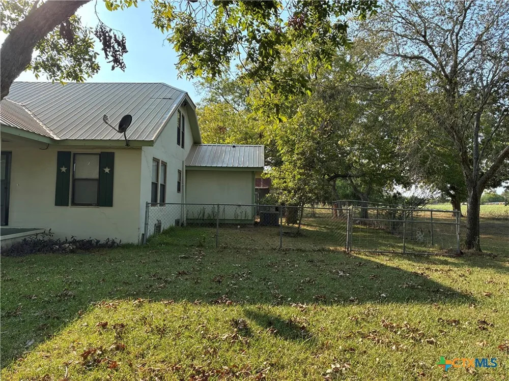 1603 Avenue J Shiner, TX 77984