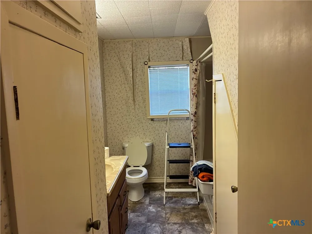 1603 Avenue J Shiner, TX 77984