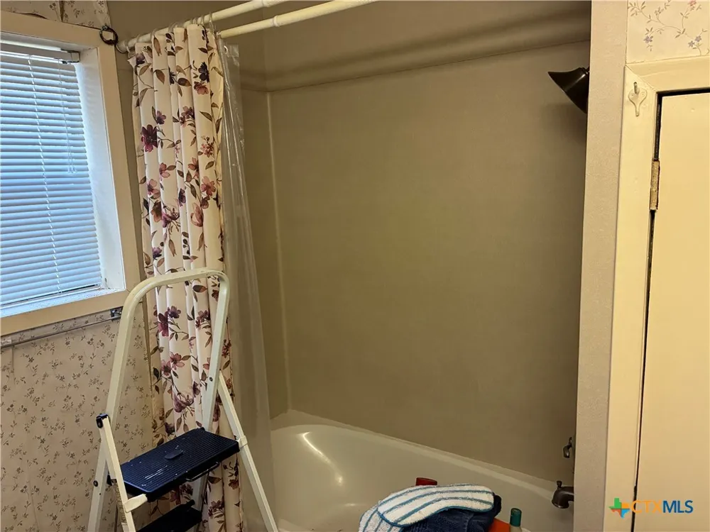 1603 Avenue J Shiner, TX 77984