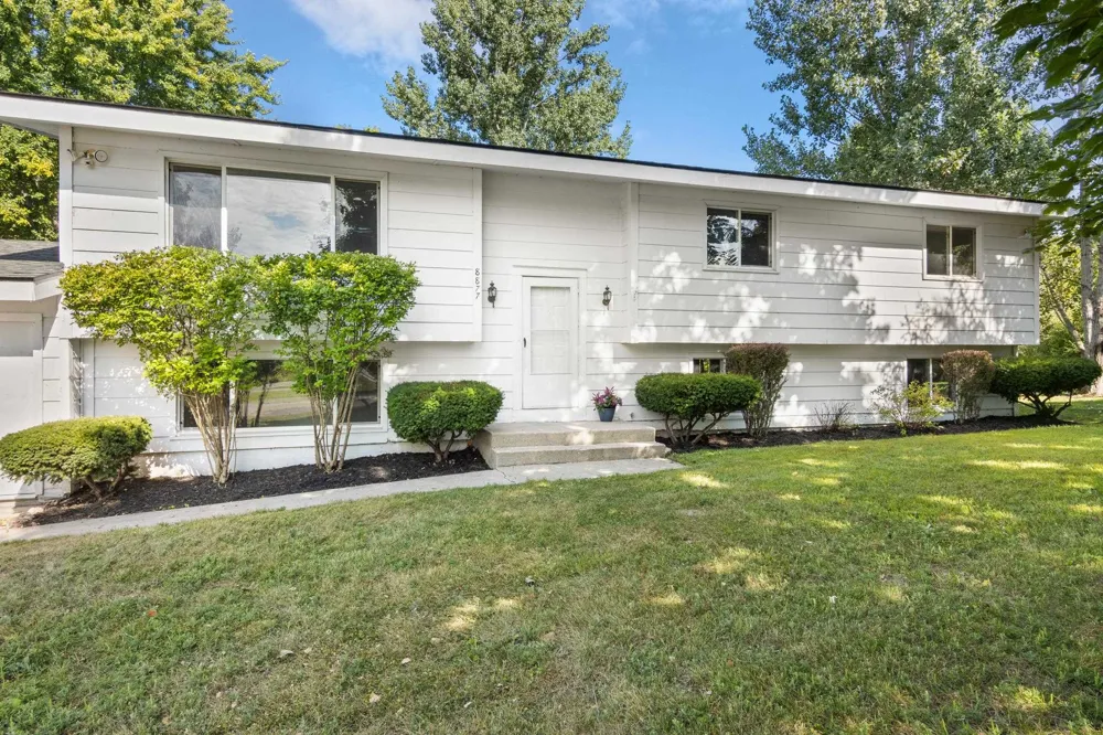 8877 US-31 N Acme Township, MI 49690