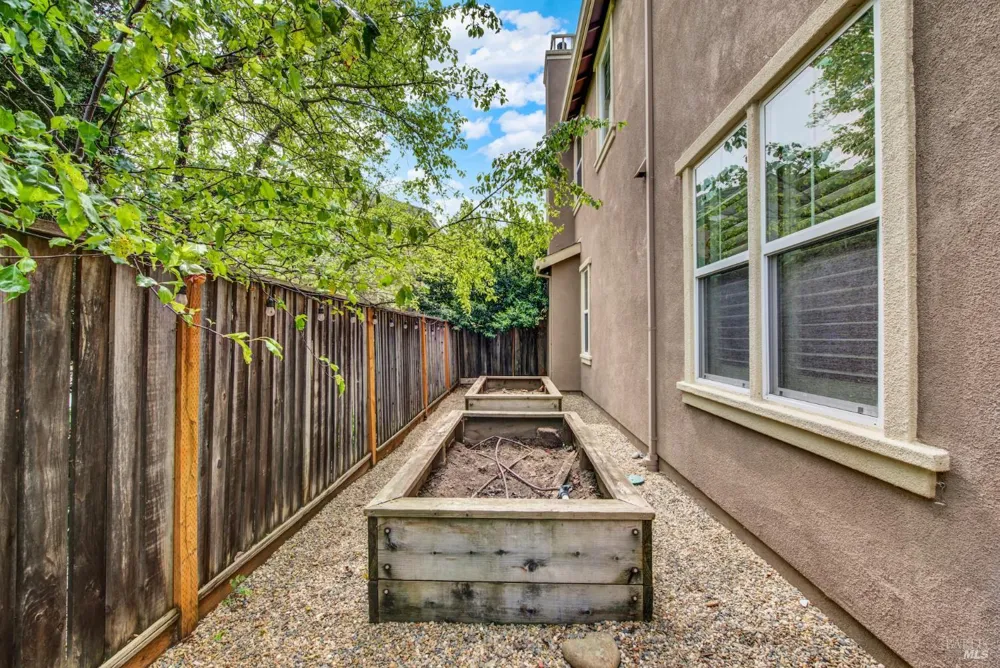 18 Riverton Court Napa, CA 94558