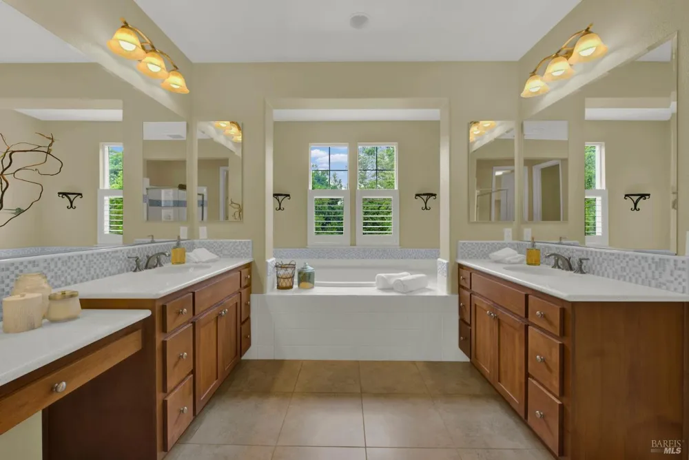 18 Riverton Court Napa, CA 94558