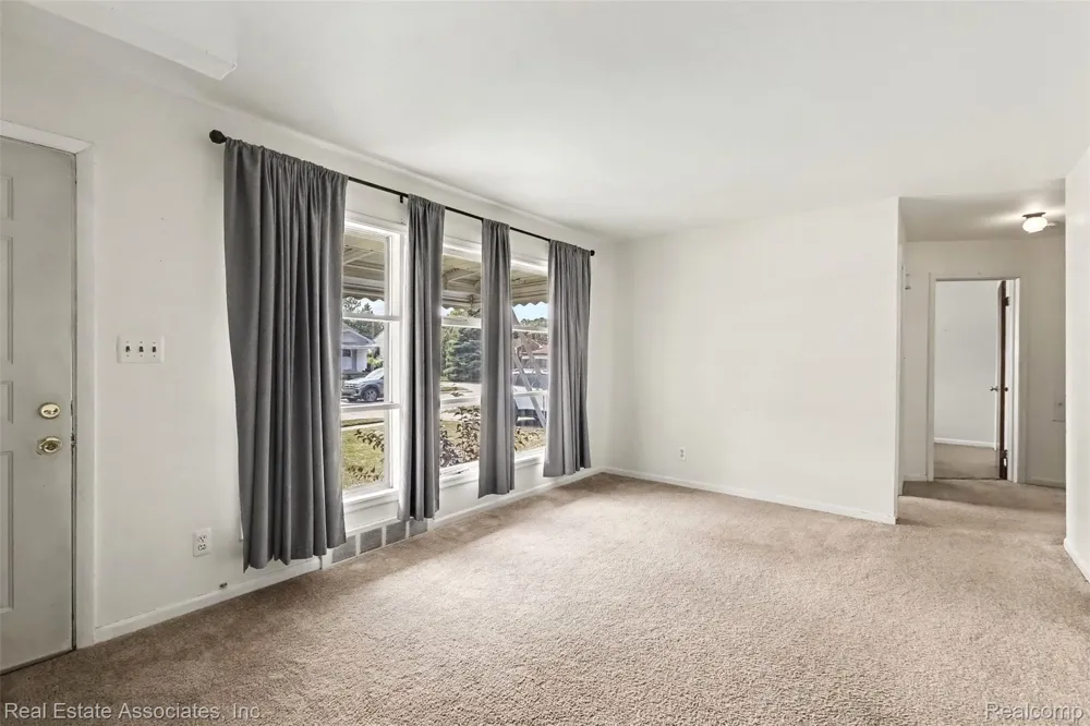 33702 Leona Street Garden City City, MI 48135