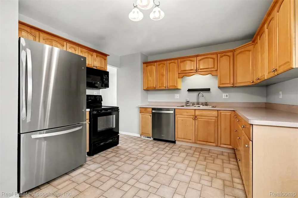 33702 Leona Street Garden City City, MI 48135