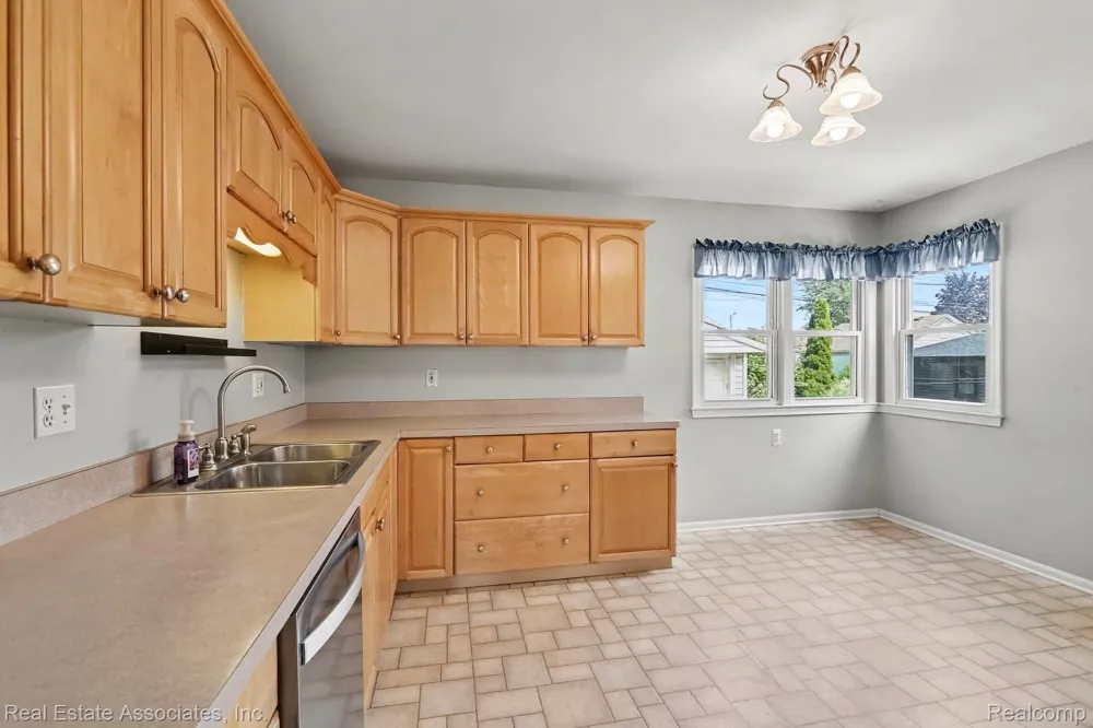 33702 Leona Street Garden City City, MI 48135