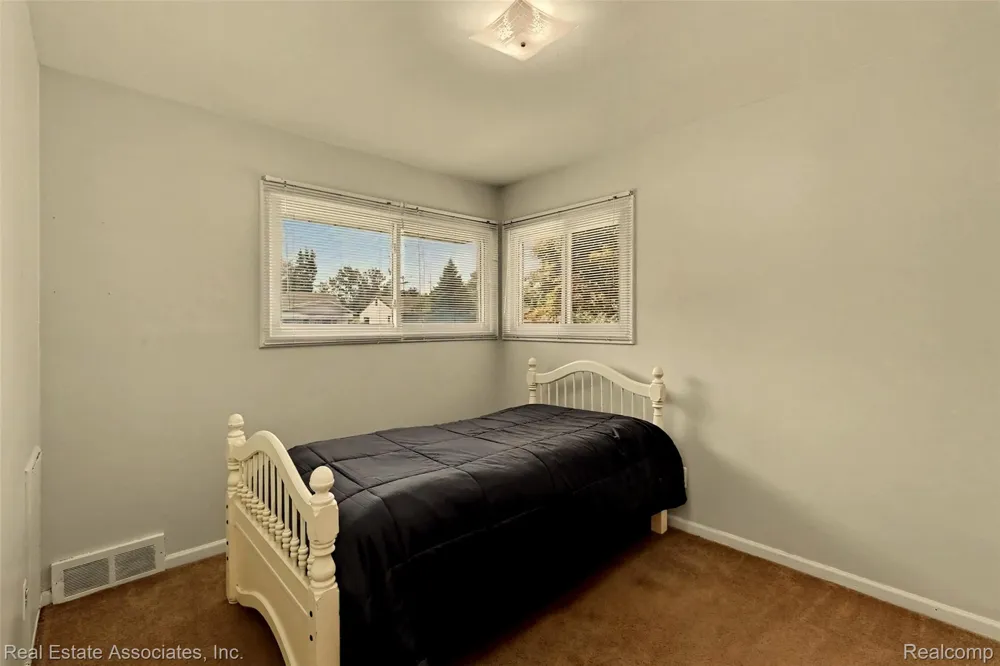 33702 Leona Street Garden City City, MI 48135