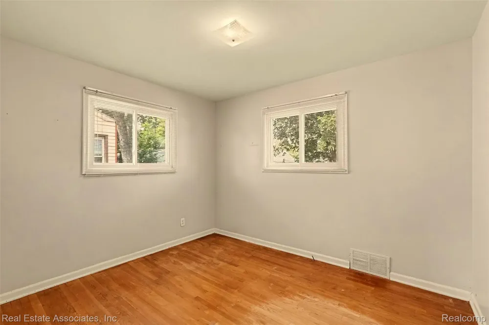 33702 Leona Street Garden City City, MI 48135